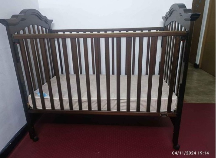 Baby climbing cot