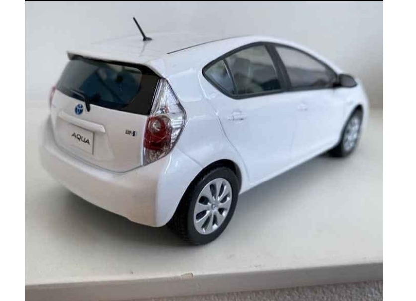 Aqua scale diecast model with box