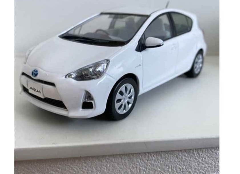 Aqua scale diecast model with box