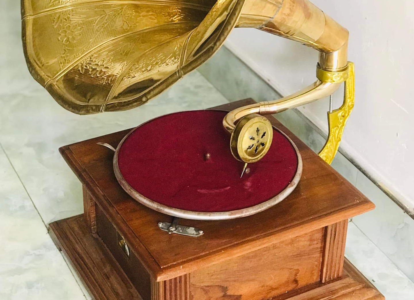 Antique Gramophone. Real working modle