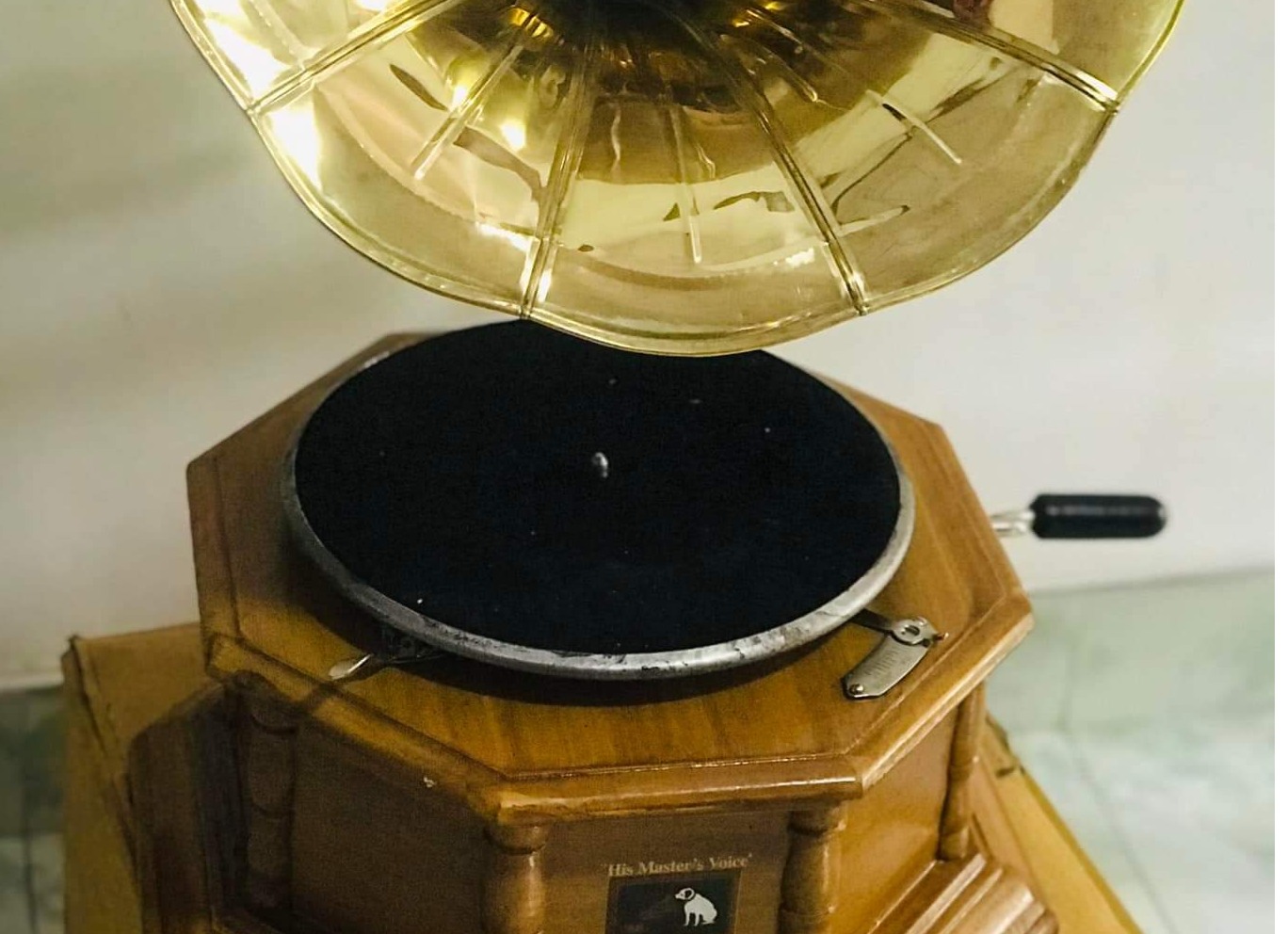 Antique Gramophone. Real working modle