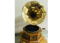 Antique Gramophone. Real working modle